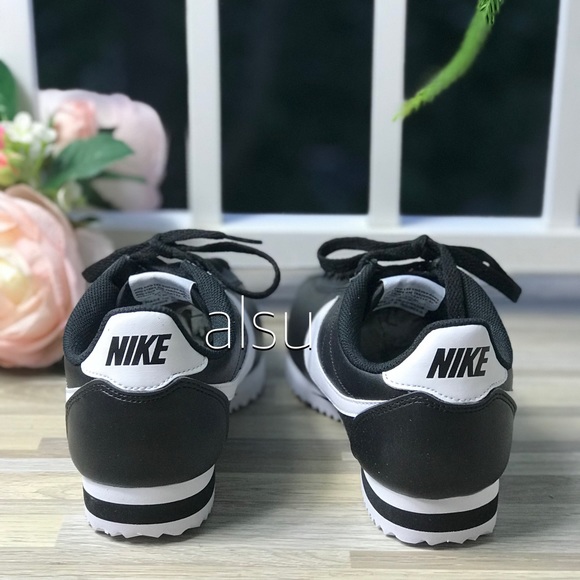 NWT Nike Classic Cortez Leather w/Black WMNS - Picture 2 of 7
